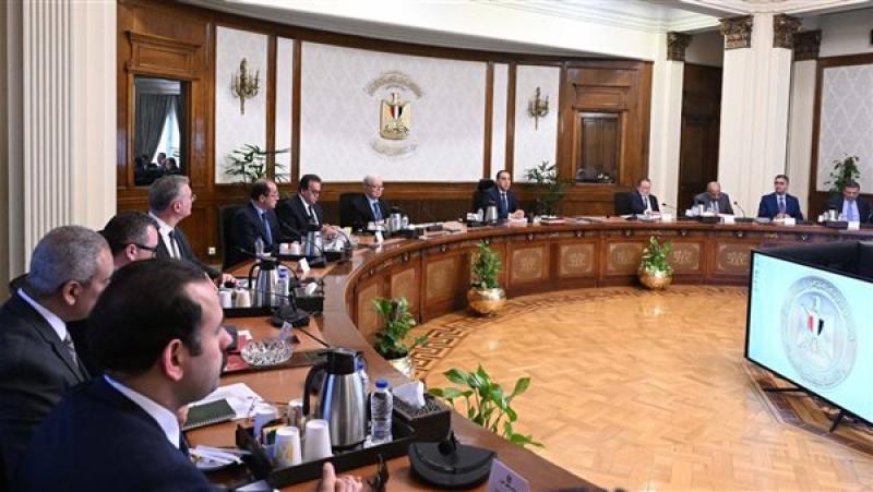 رئيس الوزراء خلال الاجتماع