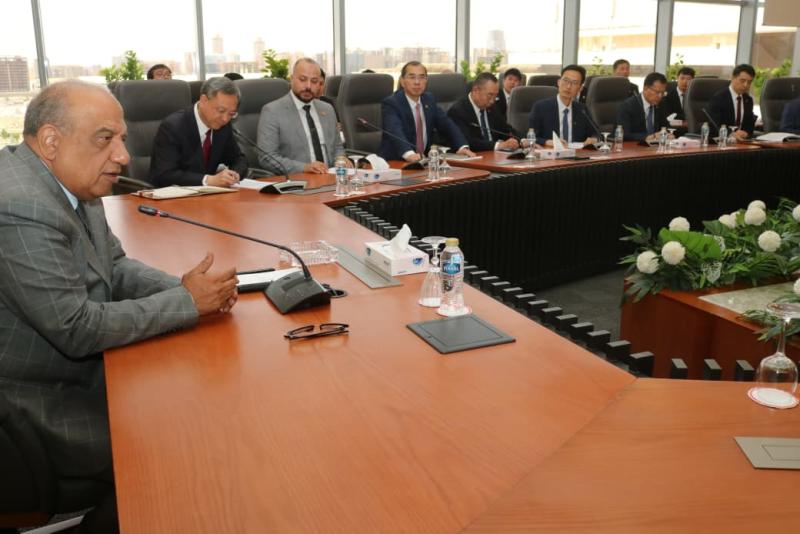 وزير الكهرباء خلال اللقاء
