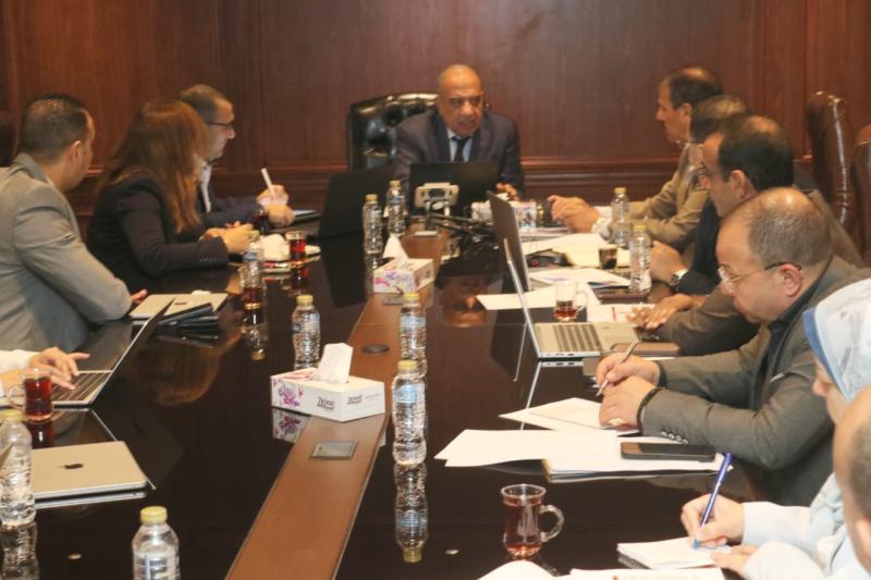 وزير الكهرباء خلال المباحثات