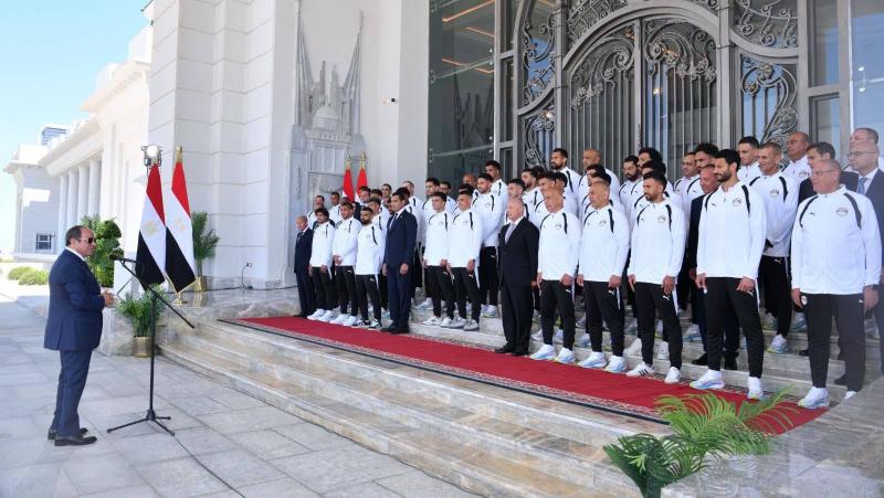 الرئيس السيسي ولاعبي المنتخب الوطني